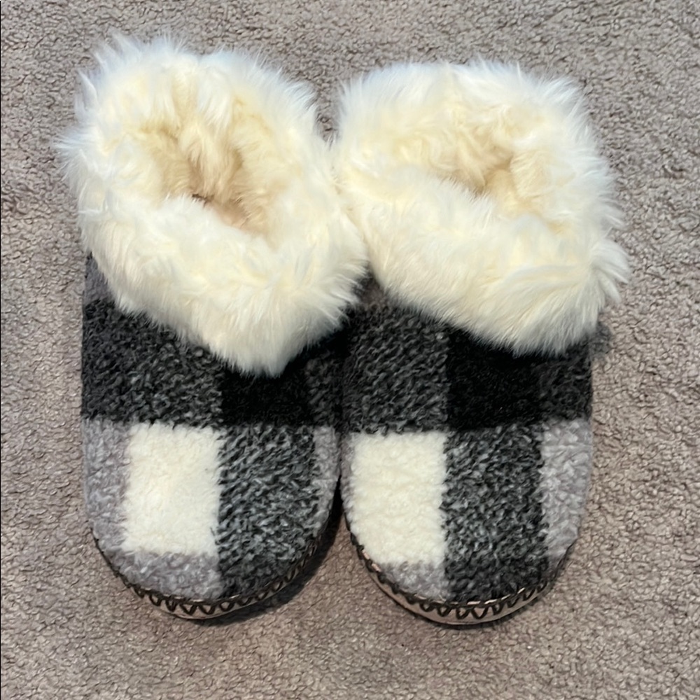 NWT Ruggine Buffalo Plaid Faux Fur Slipper Socks small/medium